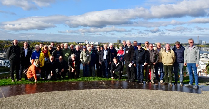 Teilnehmer*innen der Jahrestagung 2019 vor dem Phönix-See in Dortmund