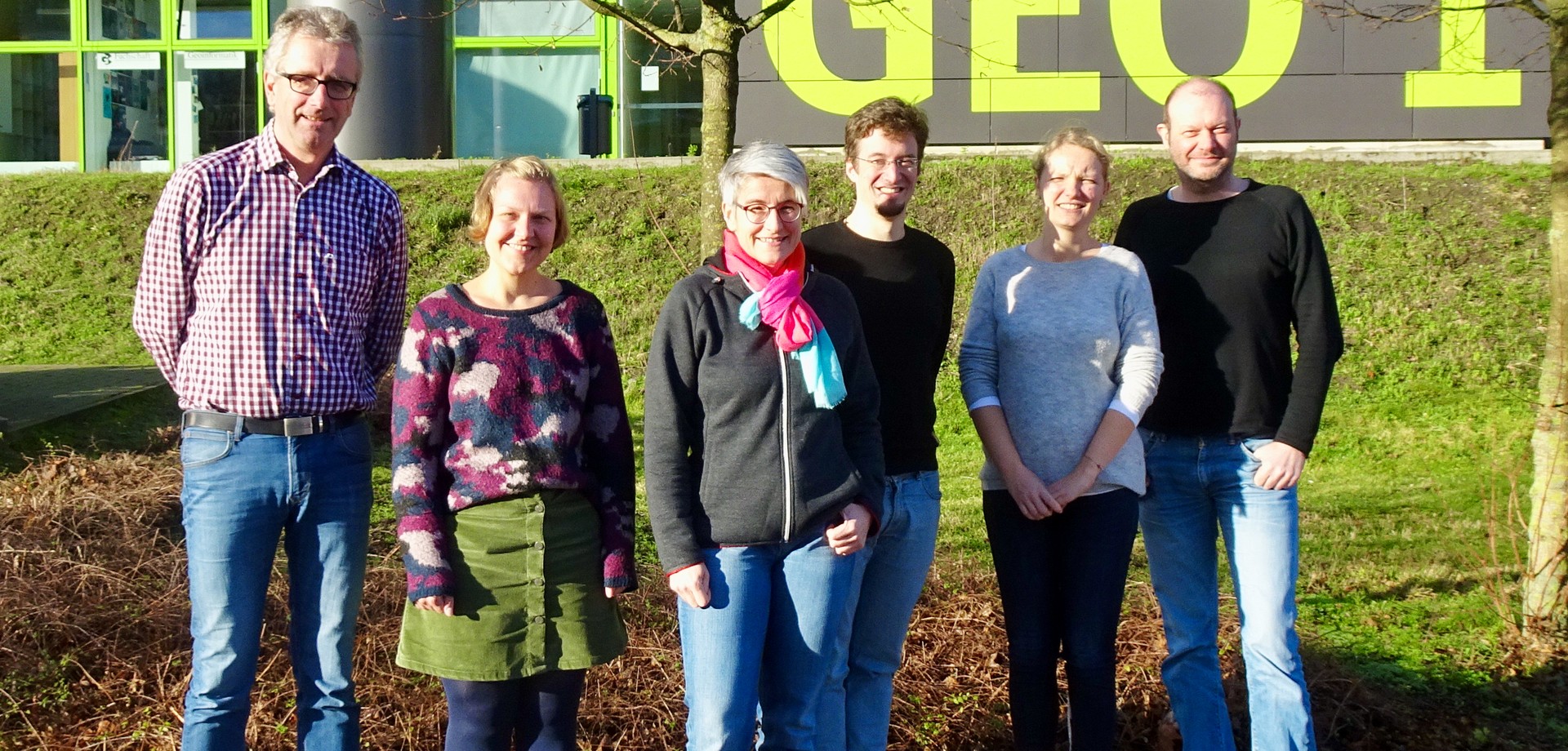 Die GeKo-Mitarbeiter*innen vor dem Gebäude der Geowissenschaftlichen Institute der Uni Münster. Die GeKo-Mitarbeiter*innen vor dem Gebäude der Geowissenschaftlichen Institute der Uni Münster.
